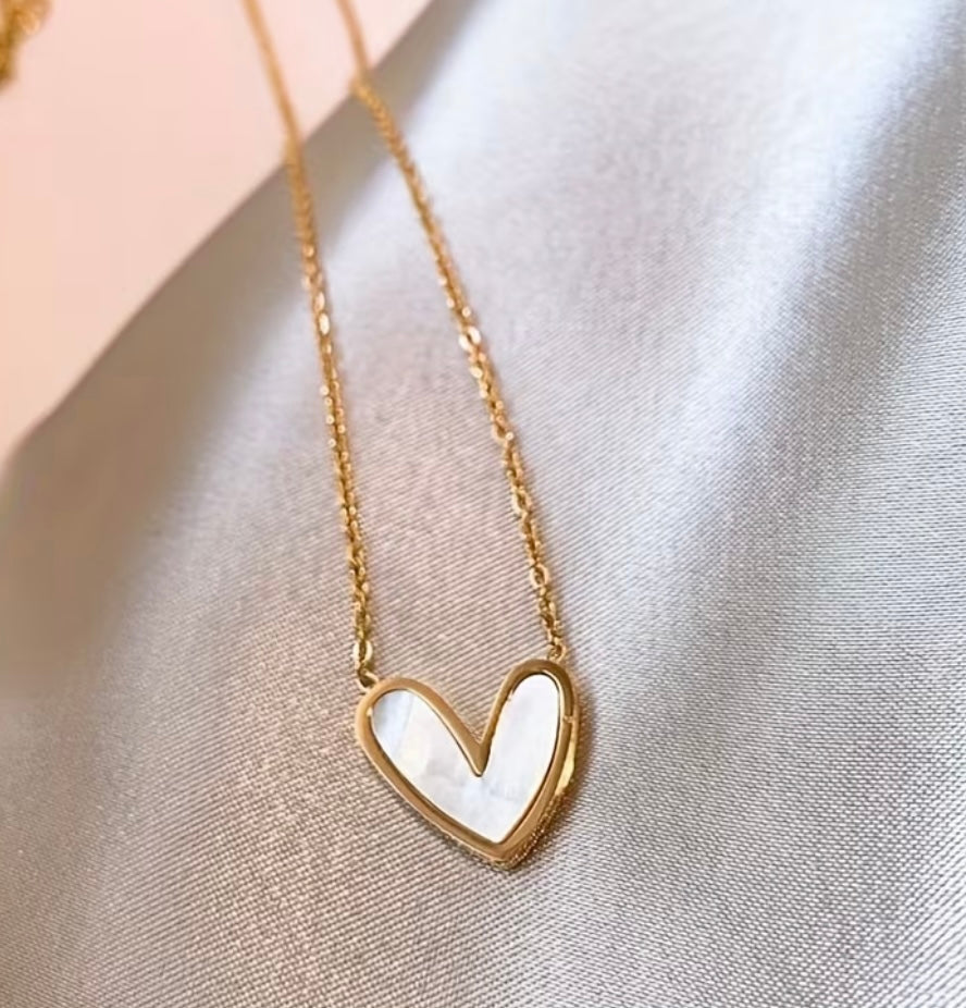 Elegant Heart-Shaped Pendant Collarbone Chain