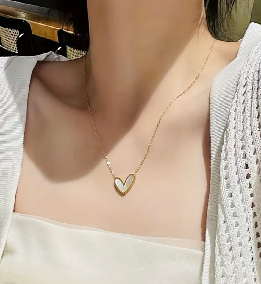 Elegant Heart-Shaped Pendant Collarbone Chain
